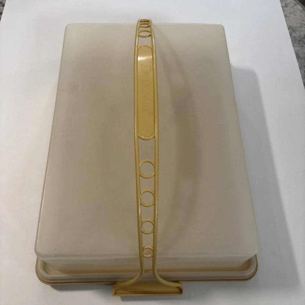 Tupperware Rectangular Cake Taker W/Handle Gold 15